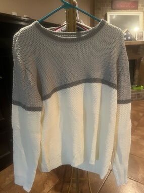 Men's Two-Tone Crewneck Sweater in Light Gray and Cream
